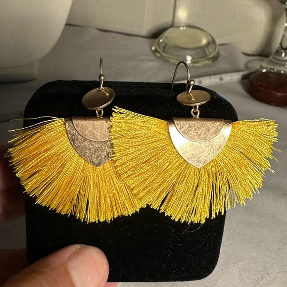 Pretty half moon style yellow fringe earrings - Picture 3 of 4